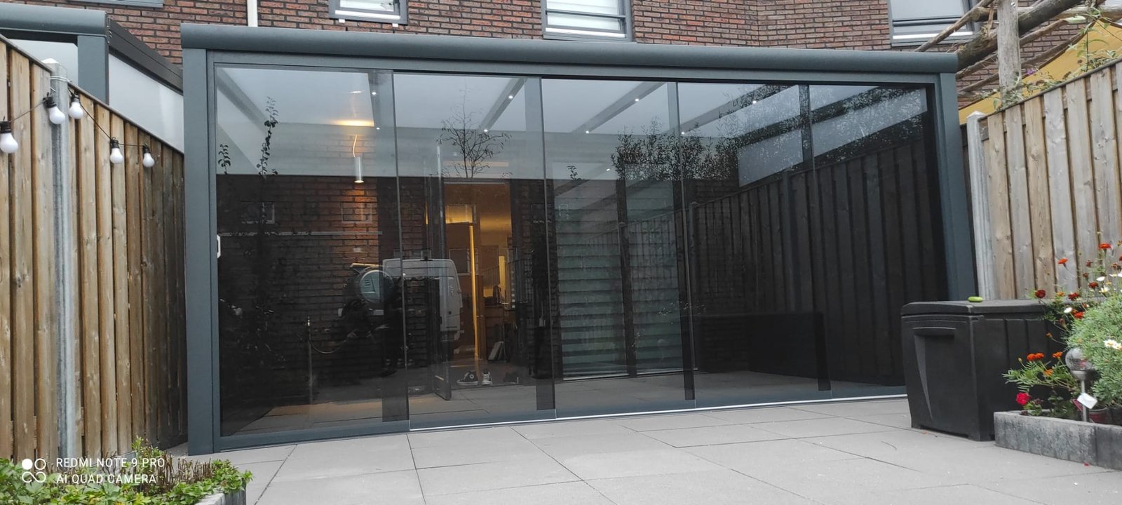 Keukenrenovatie met opvallende tegels en glas