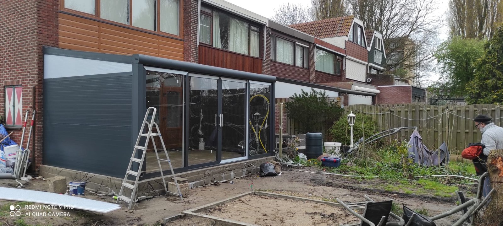 Modern meubilair geïntegreerd in veranda ontwerp