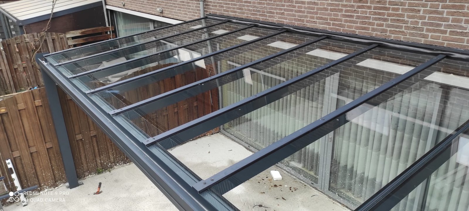 Naadloze aluminium en glasintegratie in interieur